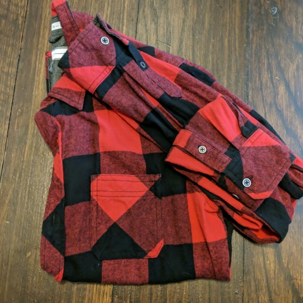 Classic fit, red and black flannel